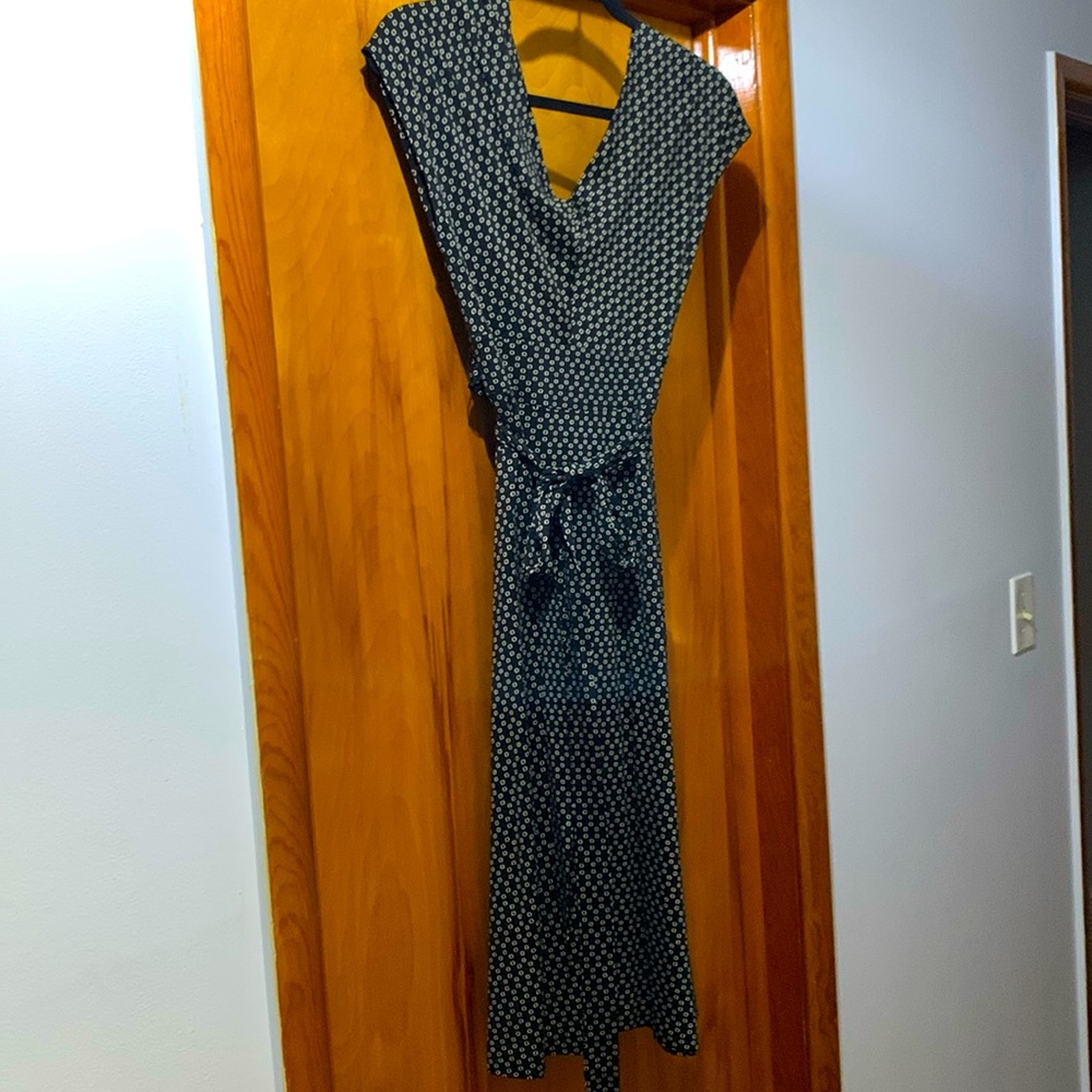Banana Republic silk/cotton V-neck and v-back, knee length dress with tie; XS